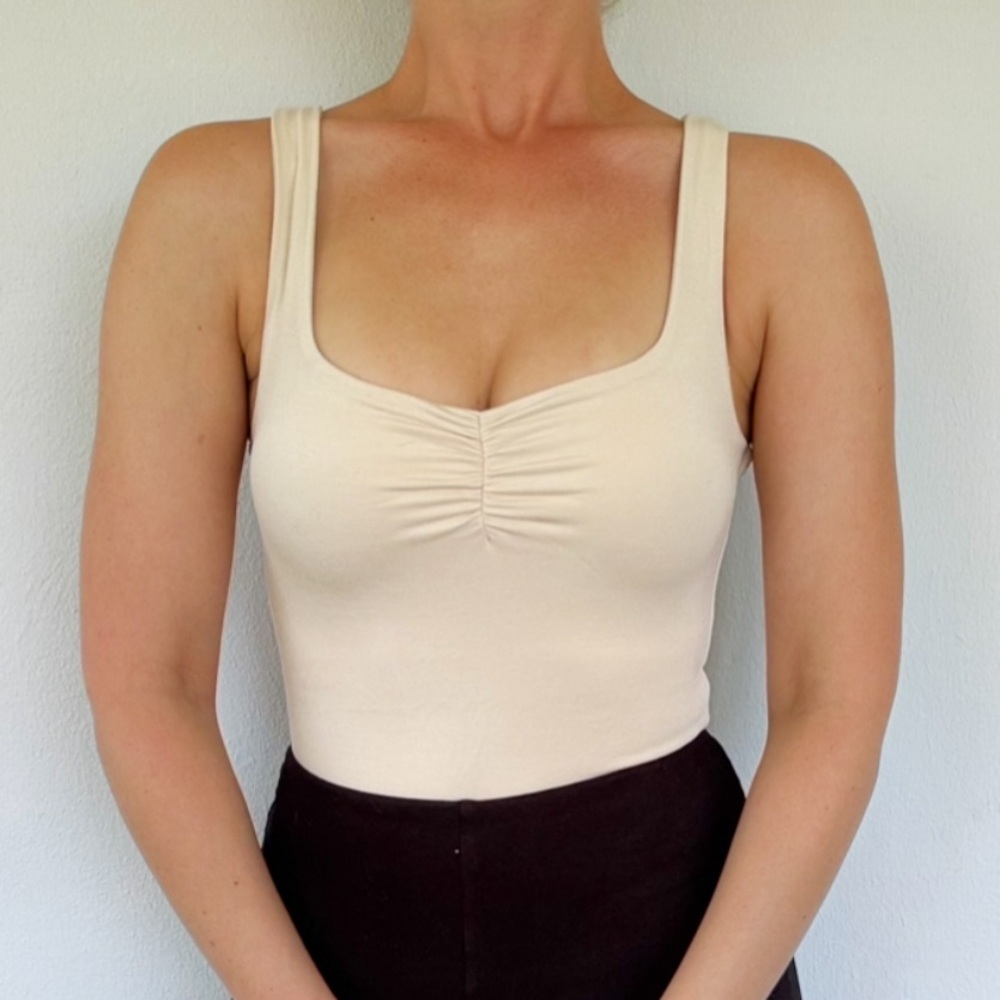 Forever 21 nude cream ruched sweetheart neckline sleeveless bodysuit size small